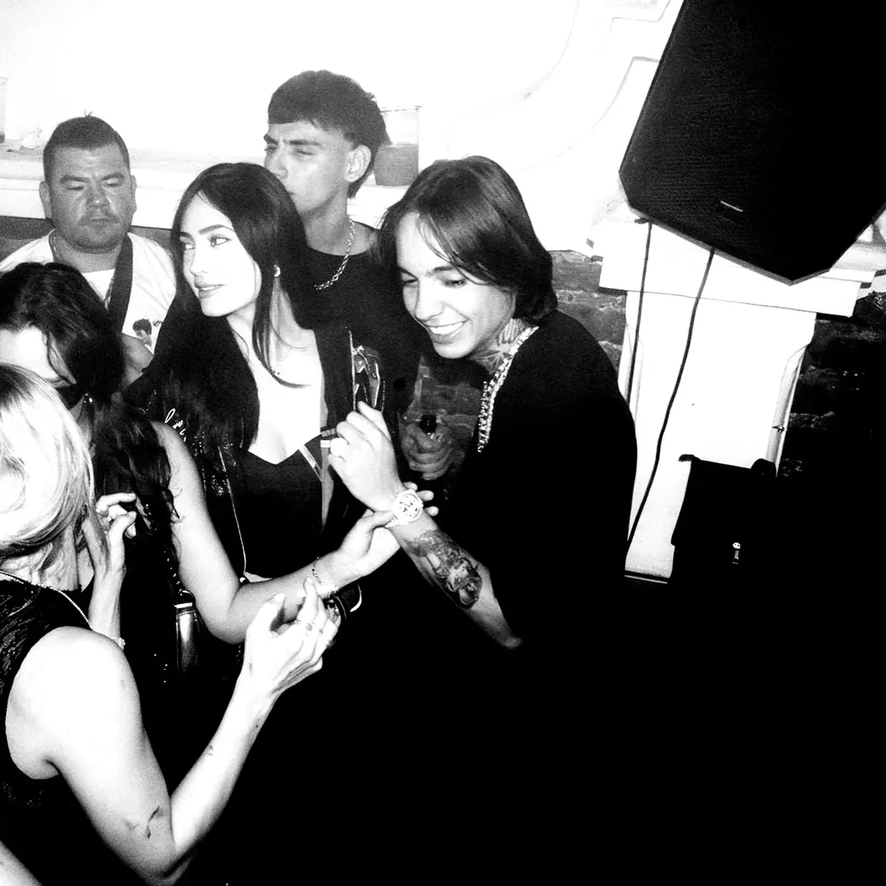 Grupo de amigas bailando junto a la bocina
