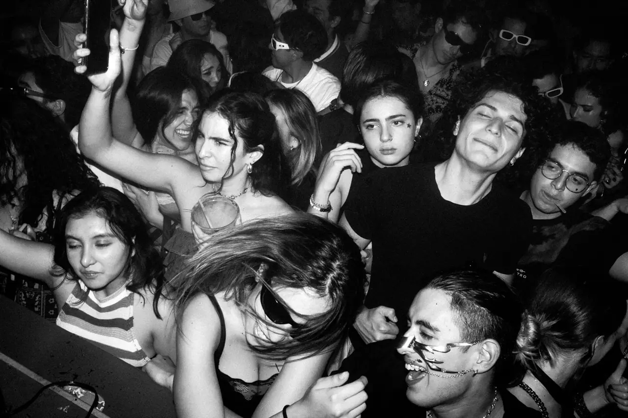 Multitud bailando y cantando en la pista