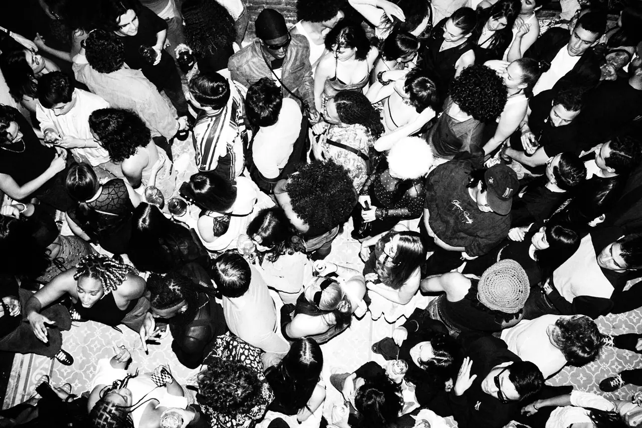 Pista llena de gente vista desde arriba